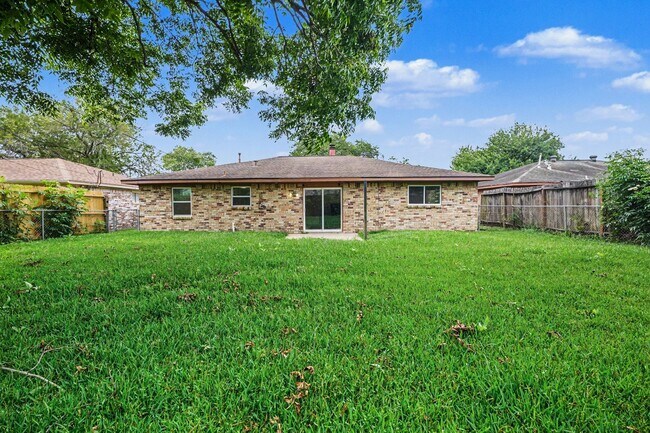 Building Photo - 1105 E Brown Ln