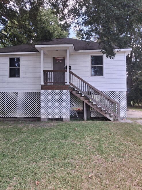 Building Photo - 3324 Elm Dr