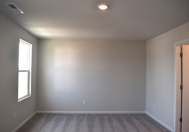 Building Photo - *PENDING!!*