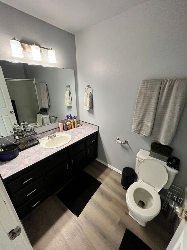 Building Photo - Newly Renovated 3 bed 2 bath home in the h...
