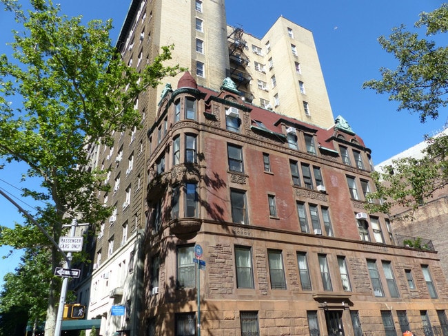 Building Photo - Stunning, Super Sunny Pre-War CORNER 1 BD,...