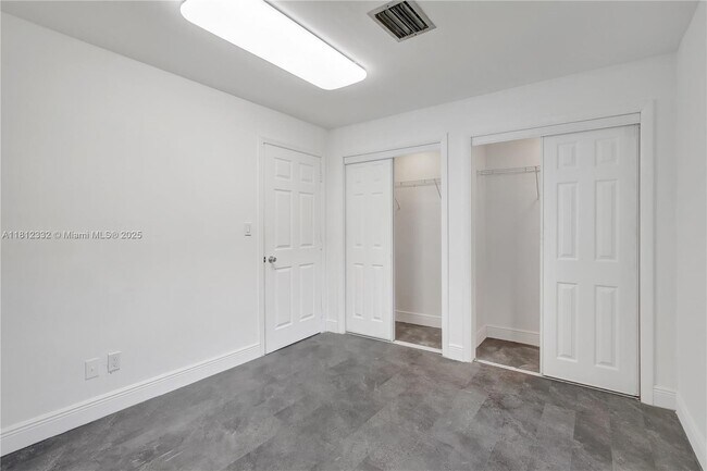 Building Photo - 5980 SW 40th Ave