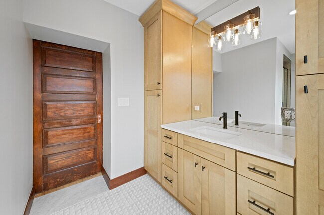Building Photo - 4834 N Springfield Ave