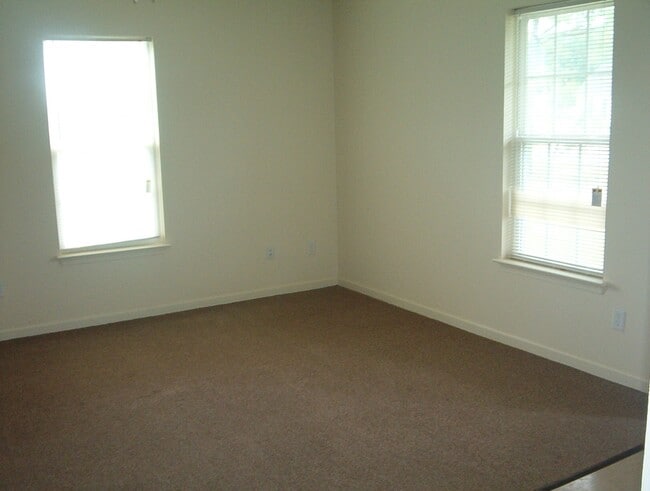 Building Photo - Darling home outside City Limits