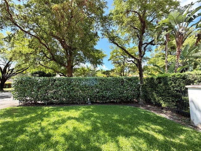 Building Photo - 815 Valencia Ave