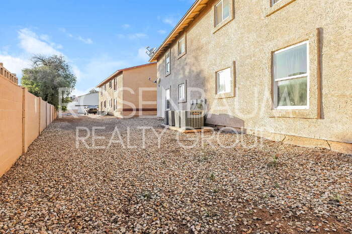 Building Photo - 465 W Ivyglen St