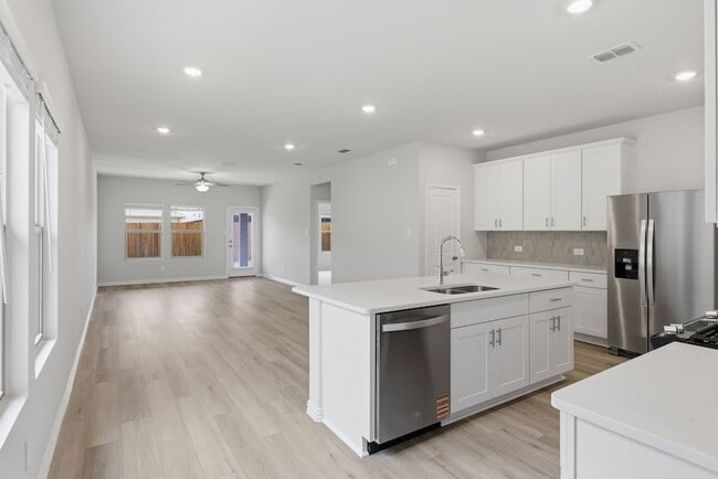 Building Photo - 501 Green Gables Dr