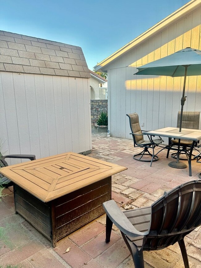 Building Photo - Spacious Foothills Retreat