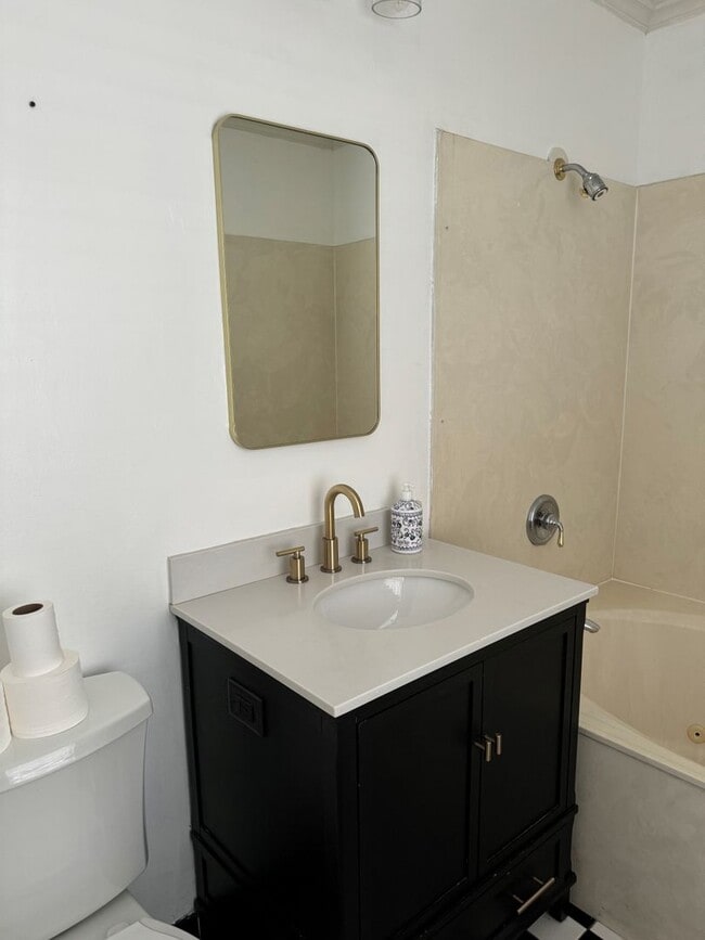 Building Photo - Beautiful Mid-town home 3br/2ba, newly ren...