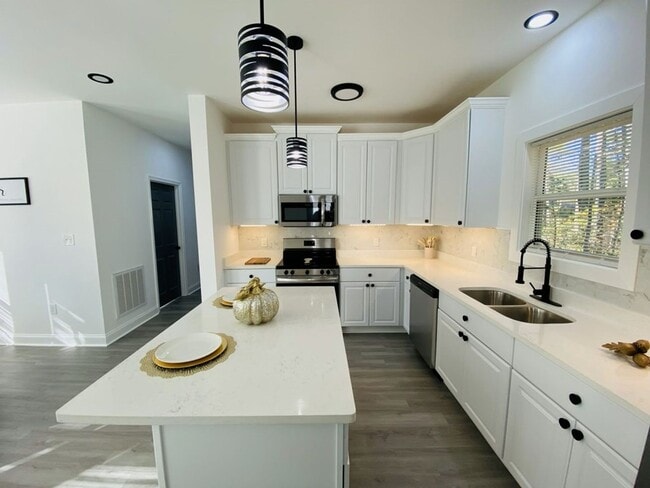 Building Photo - 326 2nd Ave