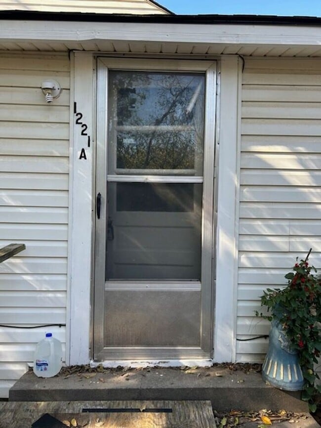 Building Photo - Cute duplex right on OU Campus