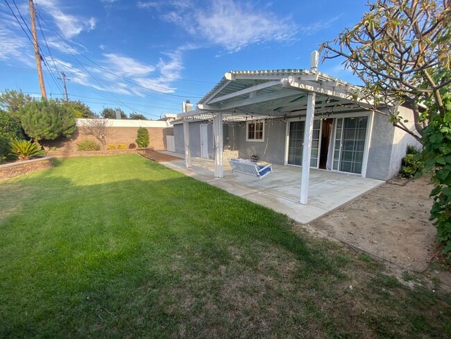 Building Photo - Updated 3 Bedroom Cypress House w/ 2 Car G...