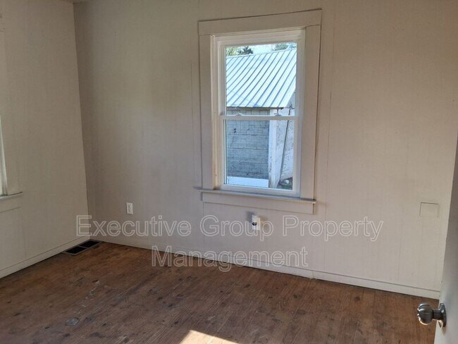 Building Photo - 746 W Elm Rd