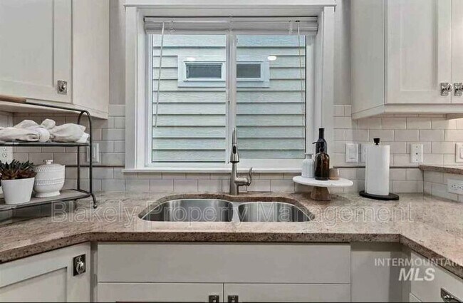 Building Photo - 4366 N Five Mile Rd