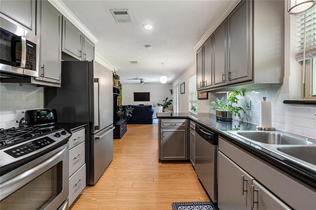Building Photo - 5823 Duxbury St