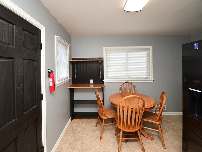 Building Photo - Cute Bungalow