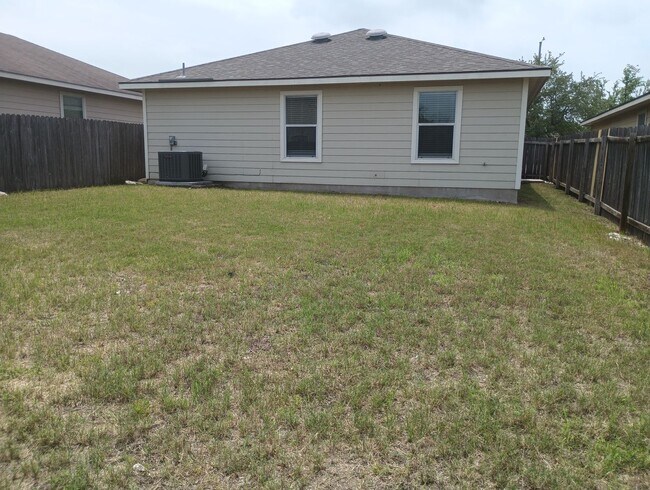 Building Photo - Washer/Dryer Included – Move-In Ready Home in Hills of Shaenfield!