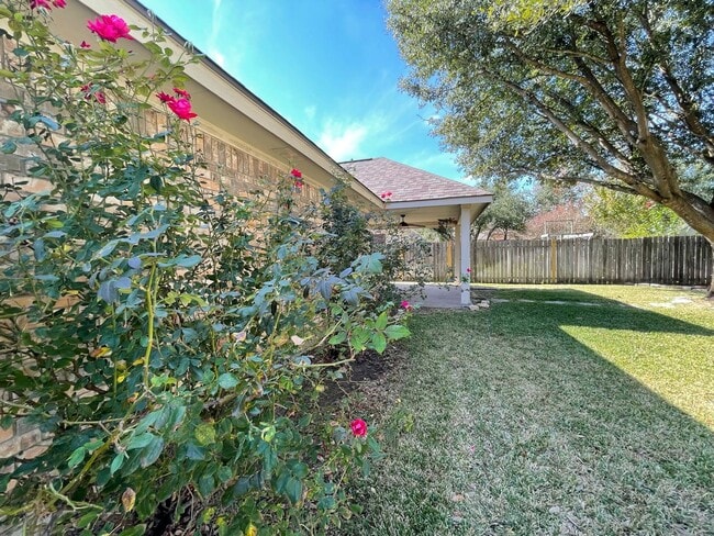 Building Photo - Beautiful single-story home in desirable Vista Oaks Subdivision
