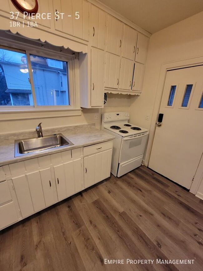 Building Photo - Available Now! 1st Fl- 1 bed/1 bath in Kin...