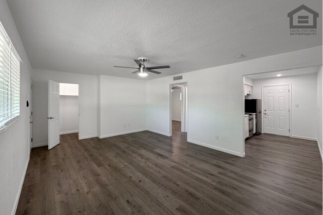 Building Photo - 1325 N 48th St