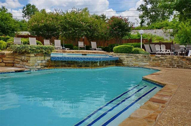 Building Photo - 2610 Lakehill Ln