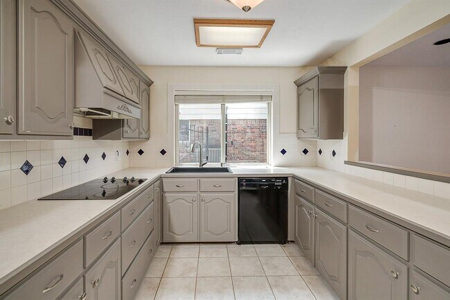 Building Photo - 10631 Del Monte Dr