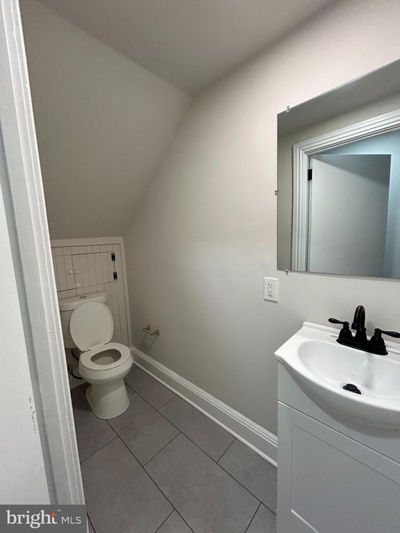 Building Photo - 566 E High St