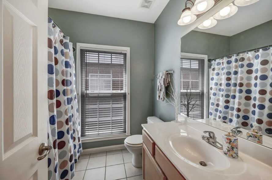 Building Photo - 6925 Sunnywood Dr