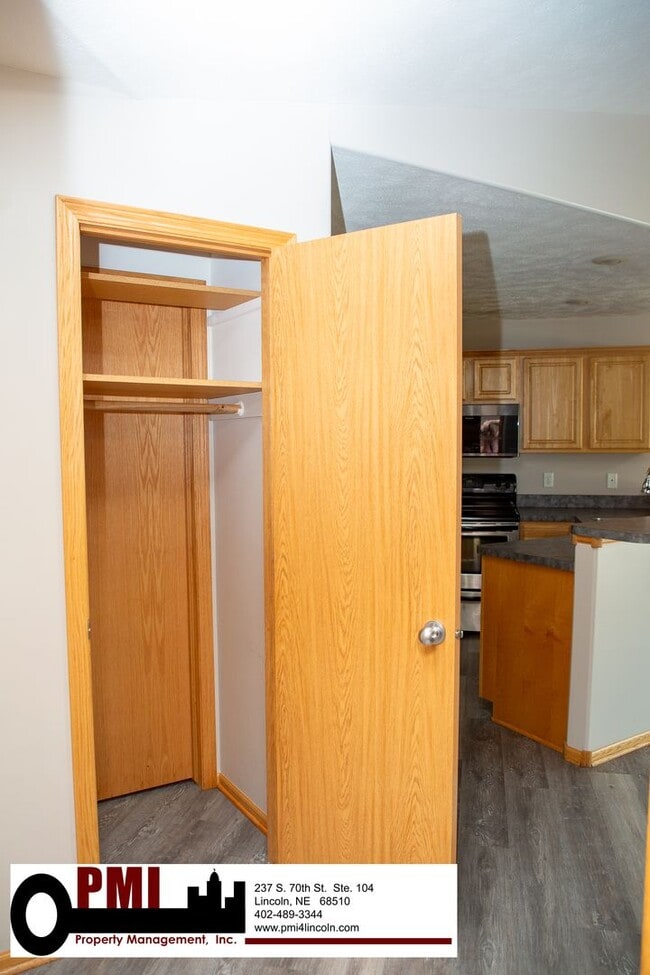 Building Photo - 3 Bedroom and 3 Bathroom Duplex. Available...