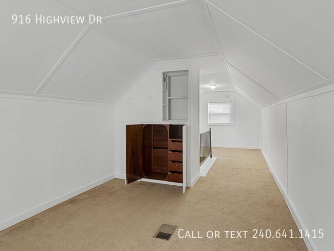 Building Photo - 916 Highview Dr