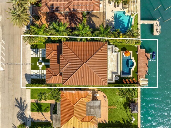Building Photo - 1460 S Treasure Dr