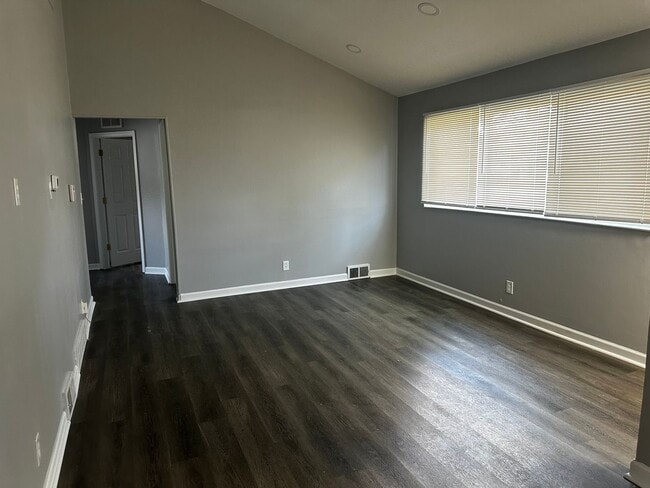 Building Photo - 3 BEDROOM HOME IN WARREN