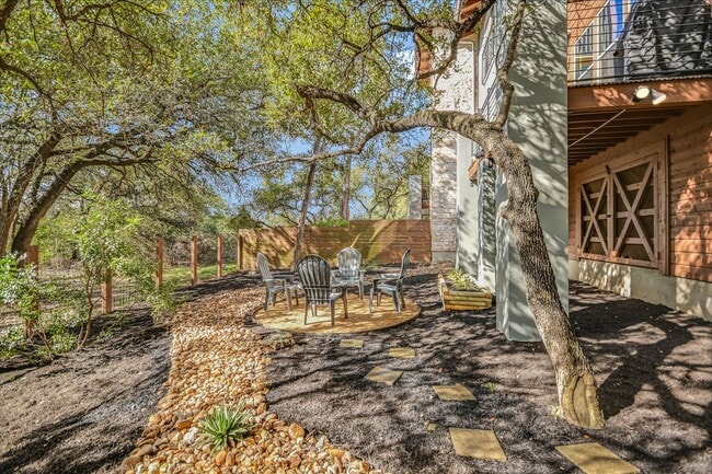Building Photo - Lovely Hillside Condo on 2222