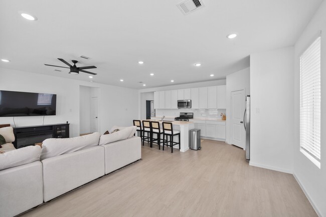 Building Photo - 807 Heaven Dr