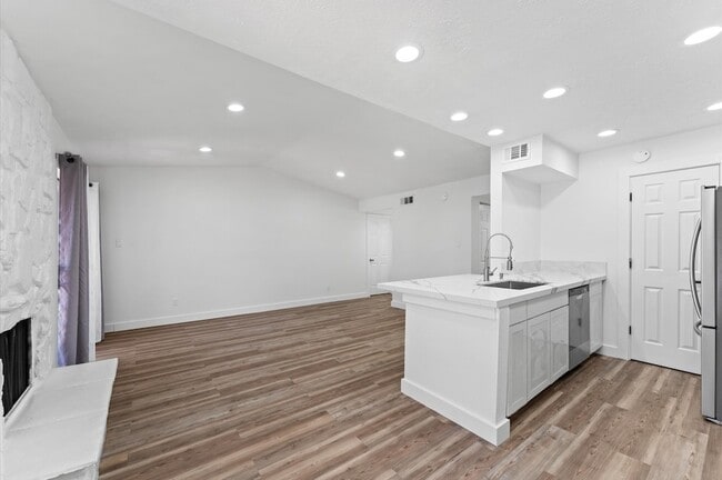 Building Photo - 17331 Red Oak Dr