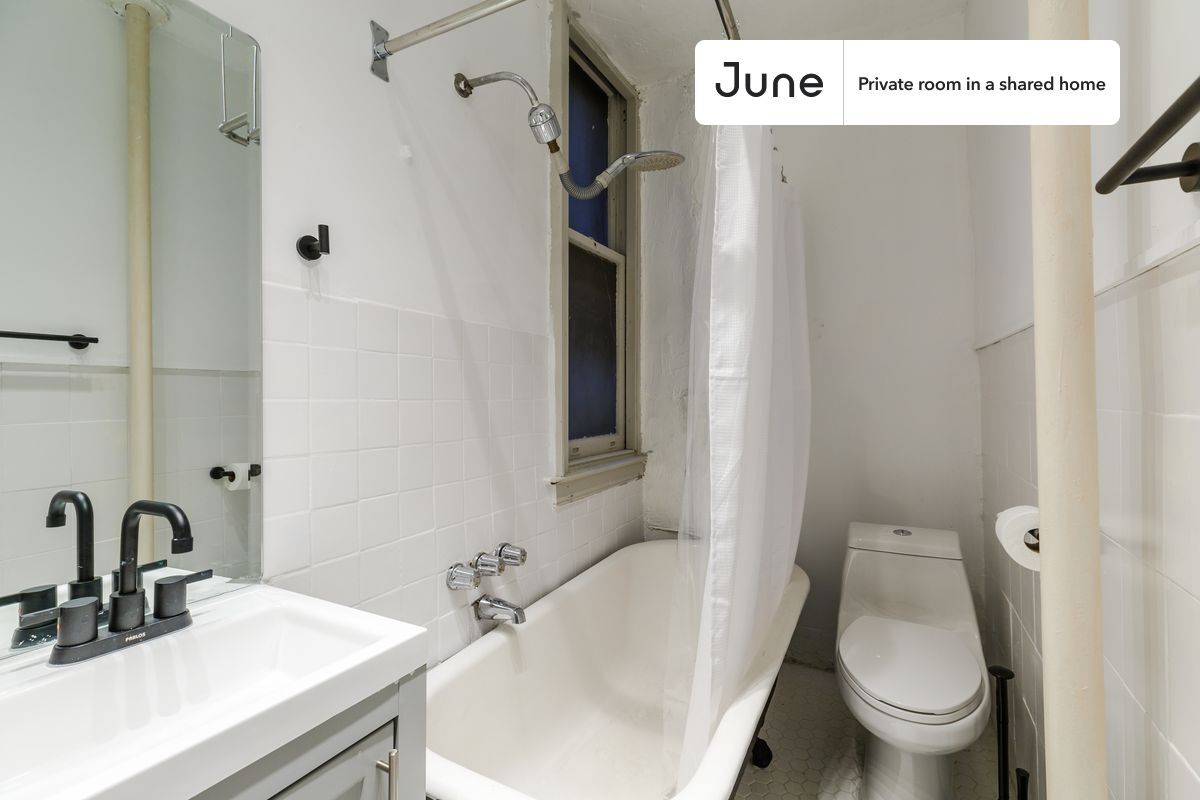 Building Photo - Room in Shared 4 bed/1 bath home