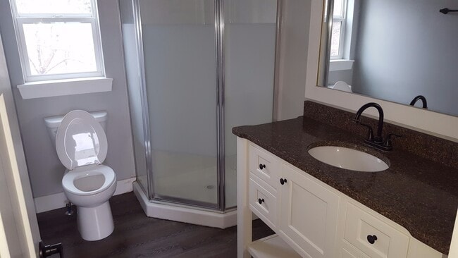 Building Photo - 113 Benton St