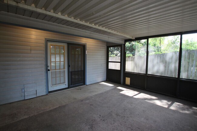 Building Photo - Beautiful 3 Bed 2 Bath Home in Tyler's Azalea District