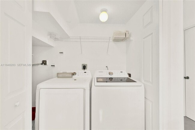 Building Photo - 1637 SE 30th St