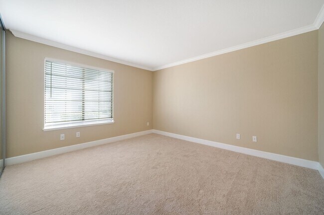 Building Photo - Updated 2 bed/2 bath Condo in Crestview Avaliable NOW!!! - $2,800/mo