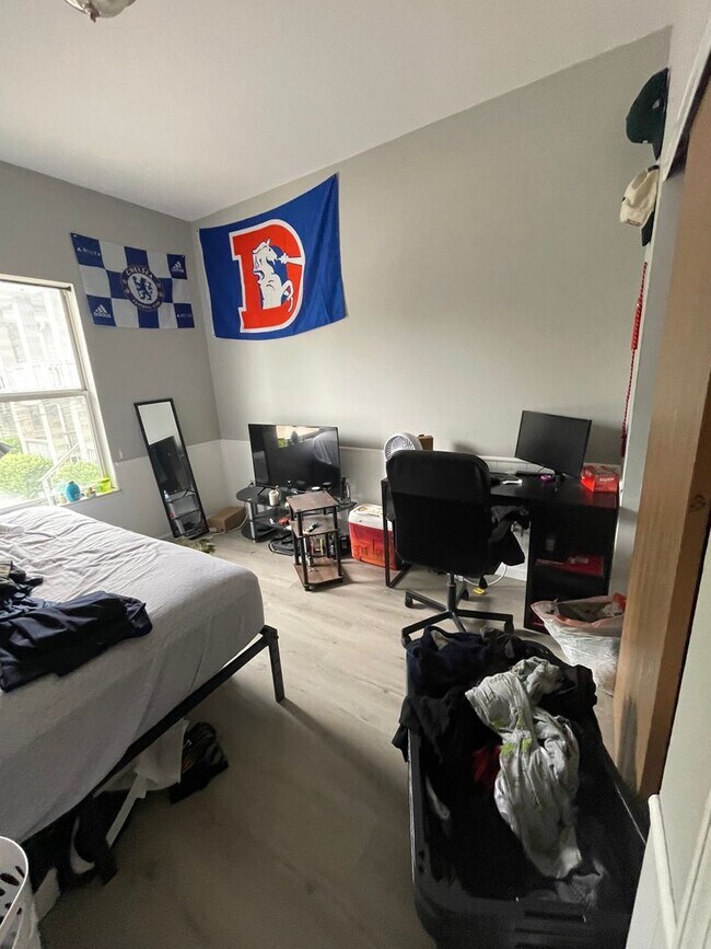 Building Photo - OSU North Campus 5 bedroom 2 bath apartment