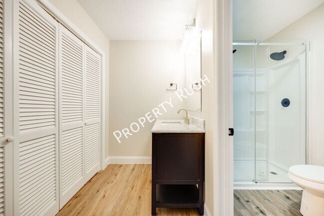 Building Photo - 2323 Green Forest Dr