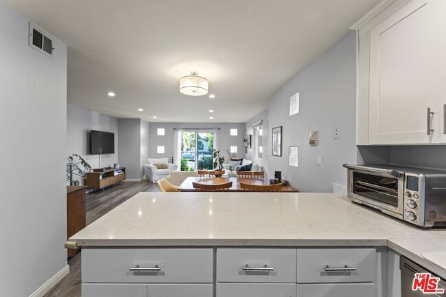 Building Photo - 712 Pacific St