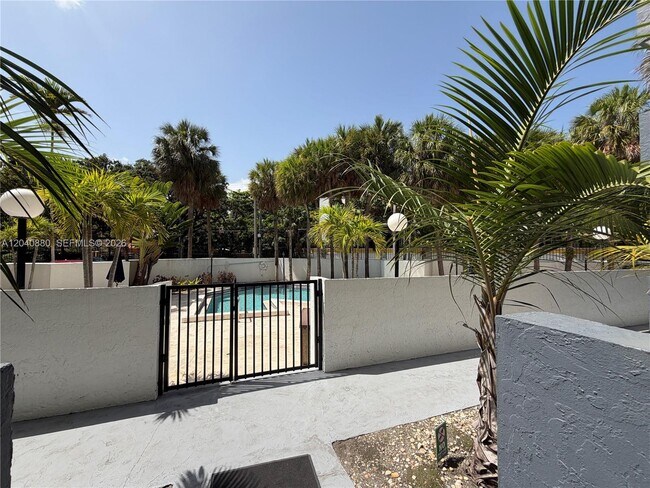 Building Photo - 2715 Tigertail Ave