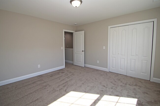 Building Photo - 2060 Willow Hill Dr