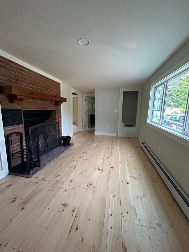 Building Photo - Beautiful renovated 5 bedroom 2.5 bath sin...