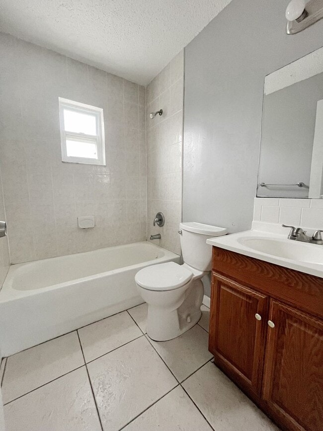 Building Photo - 2/1 Duplex COMING SOON!