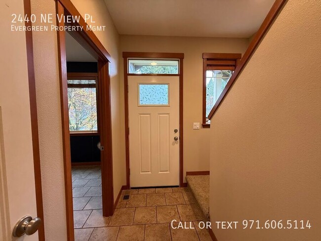 Building Photo - 2440 NE View Pl