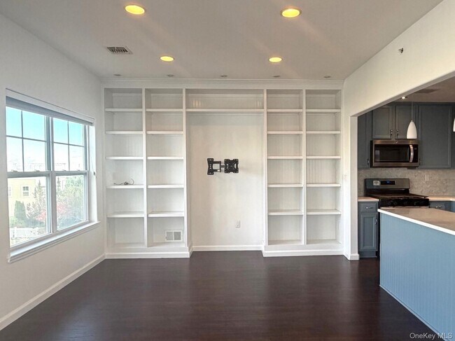 Building Photo - 70-24 Sandy Dune Way