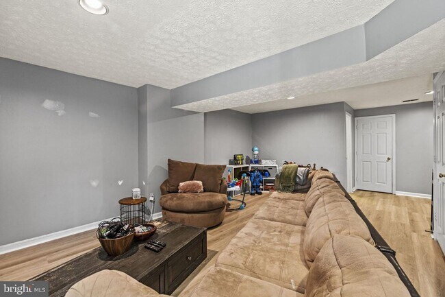 Building Photo - This beautiful 3-bedroom townhome is nestl...